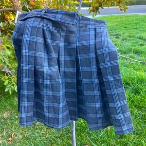 Plaid skirt that has a slit on side of hip